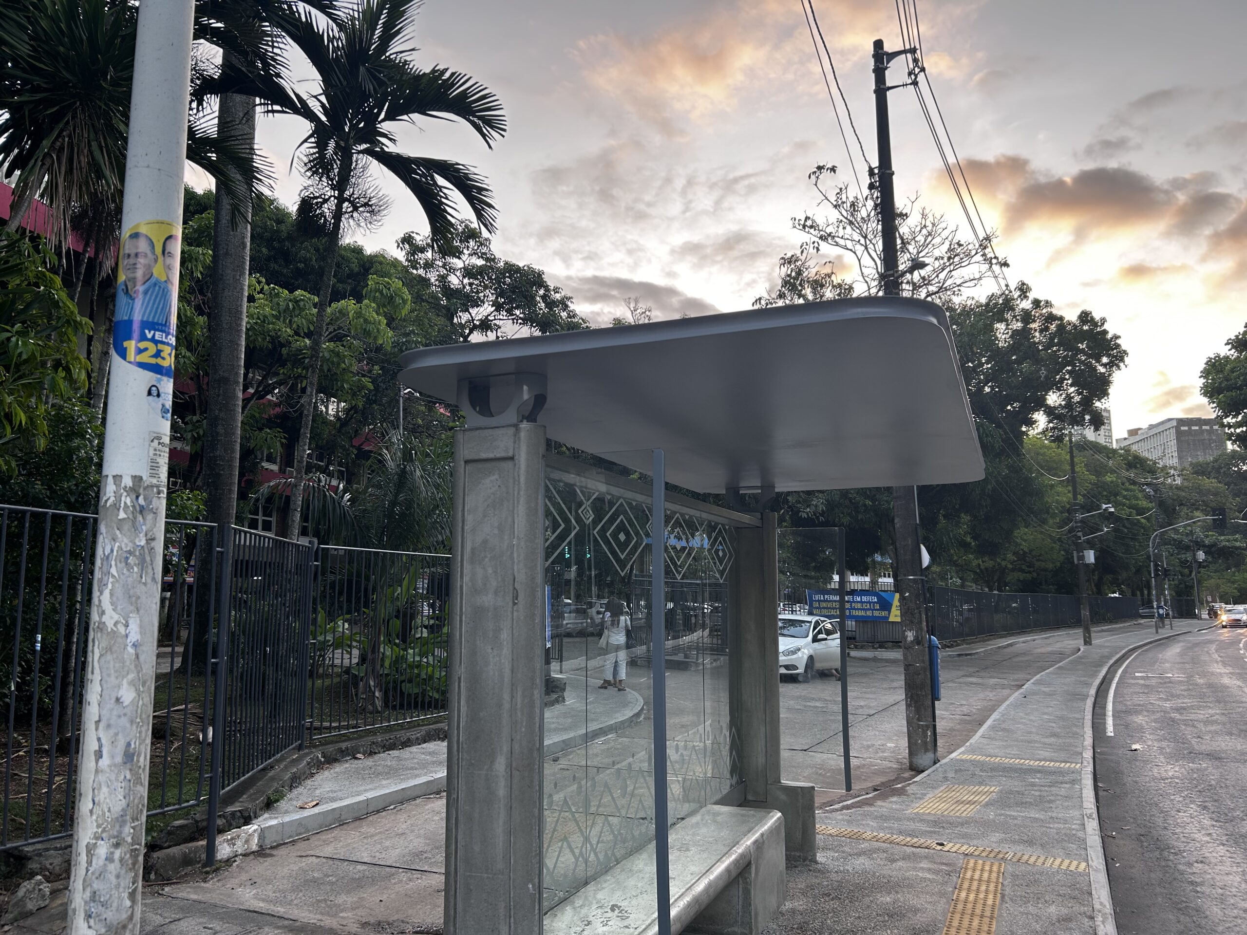 Ponto da FACED também sofreu com corte de linhas de ônibus