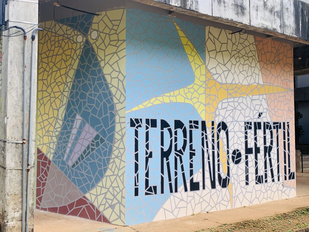 Na obra fui explorado elementos que remetem ao mosaico. O intuito é mostrar o como a universidade é um espaço de diversidade e resistência, na junção de diversas formas geográficos.,