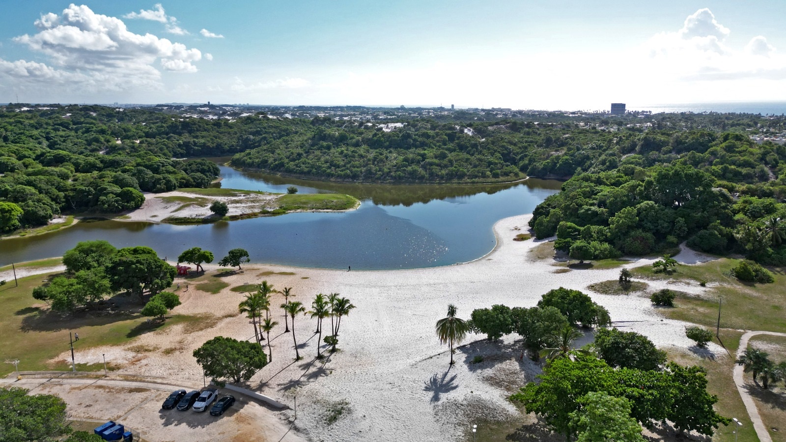 Vista aérea da Lagoa do Abaeté. Foto: Manu Dias/GOVBA
